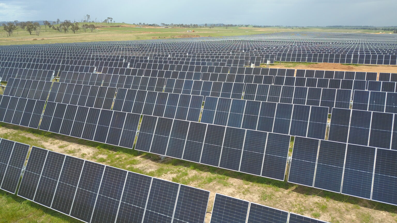 New England Solar project: Largest solar farm in NSW opens - Ecogeneration